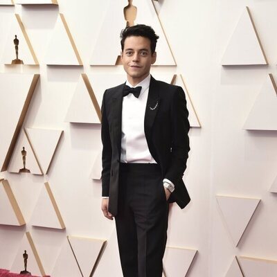 Rami Malek posa en la alfombra roja de los Oscar 2022