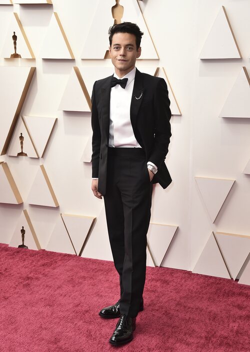Rami Malek posa en la alfombra roja de los Oscar 2022