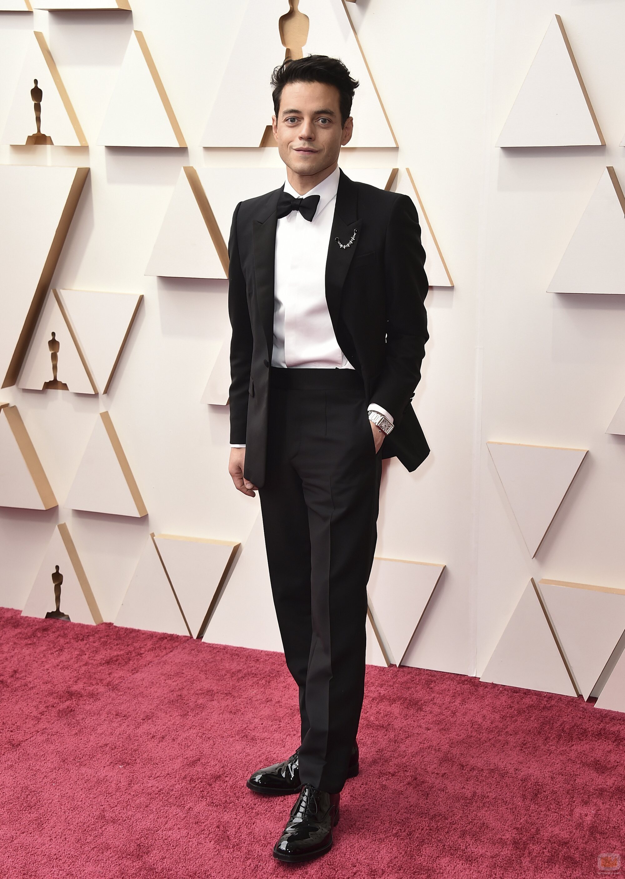 Rami Malek posa en la alfombra roja de los Oscar 2022