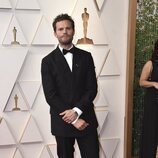 Jamie Dornan posa en la alfombra roja de los Oscar 2022