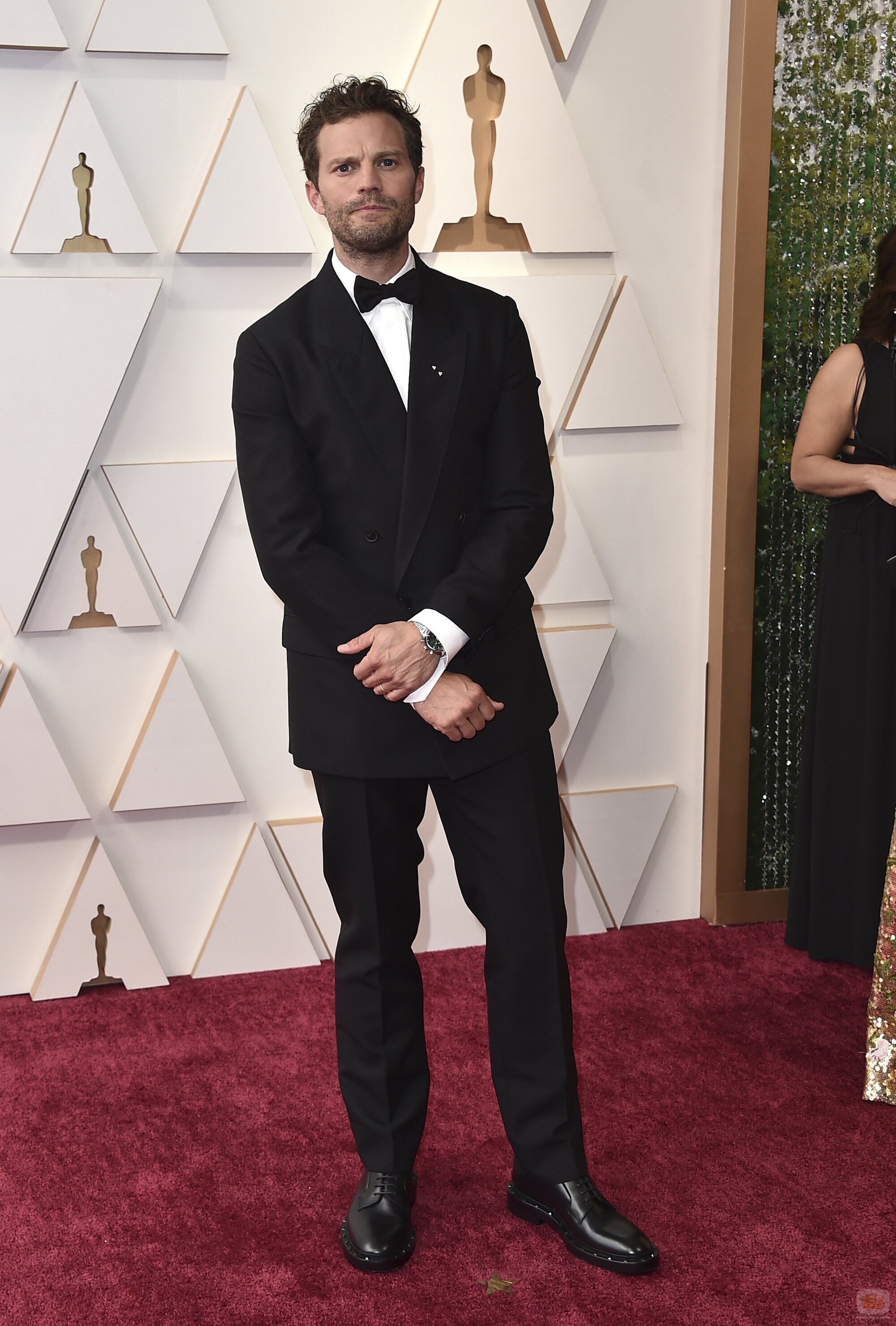 Jamie Dornan posa en la alfombra roja de los Oscar 2022