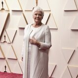 Judi Dench posa en la alfombra roja de los Oscar 2022