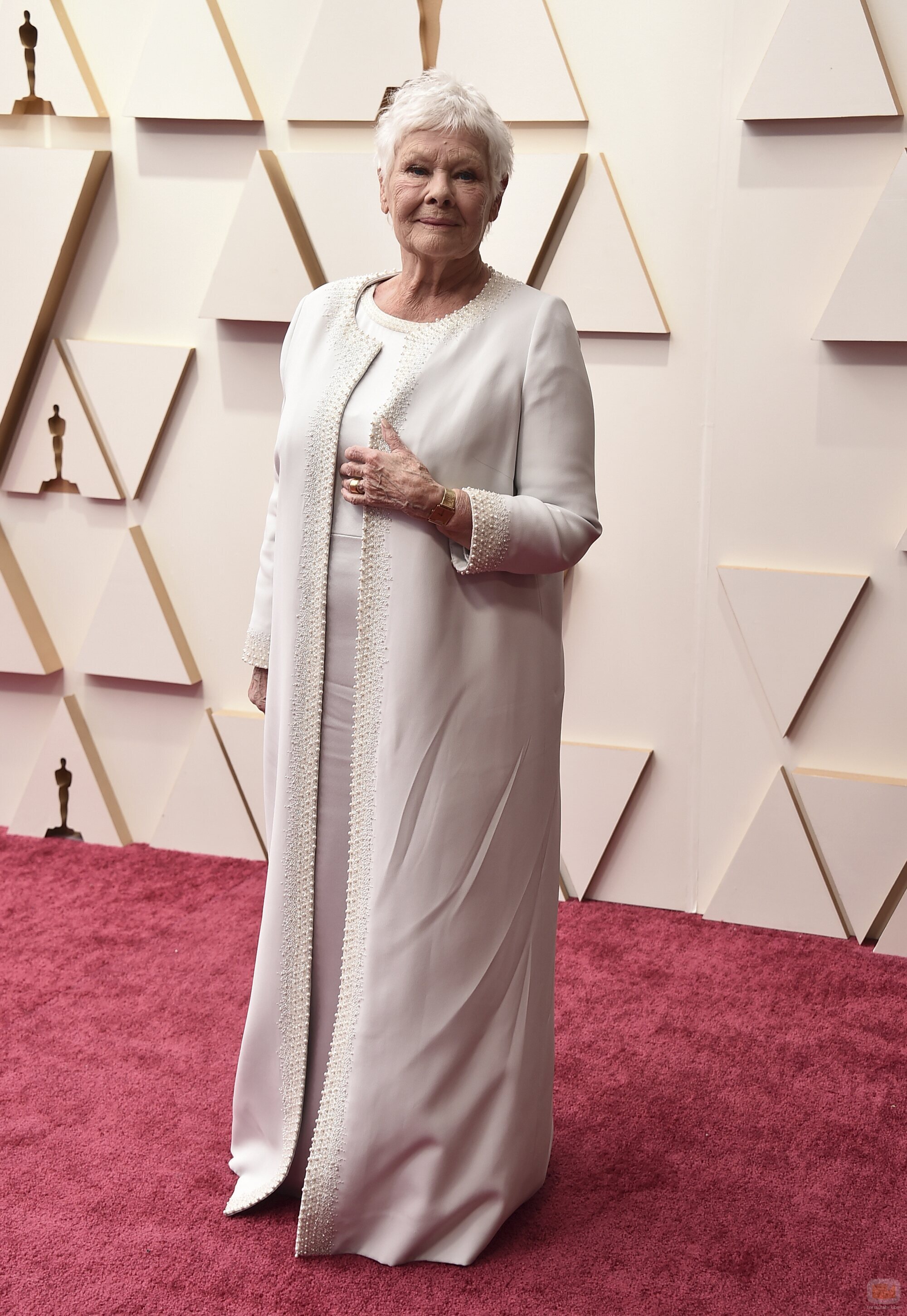 Judi Dench posa en la alfombra roja de los Oscar 2022