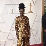 Lupita Nyong'o posa en la alfombra roja de los Oscar 2022