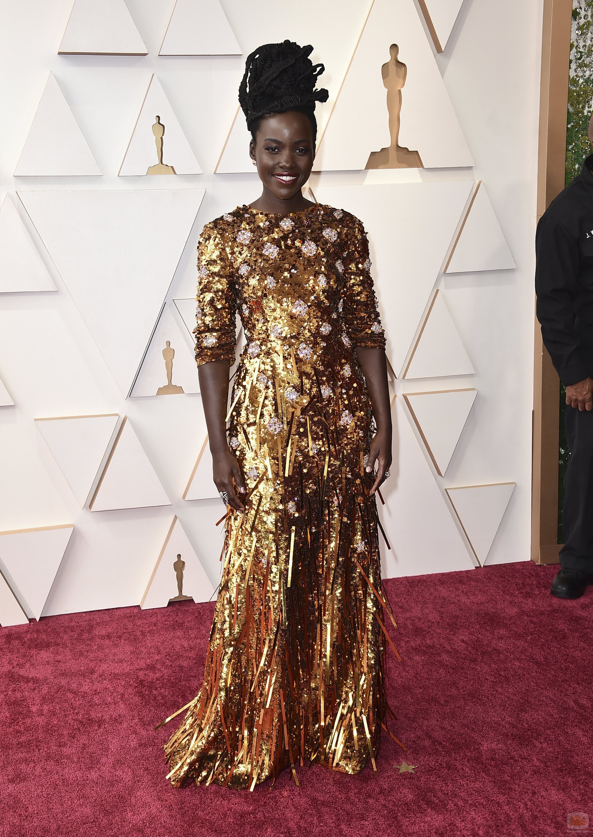 Lupita Nyong'o posa en la alfombra roja de los Oscar 2022
