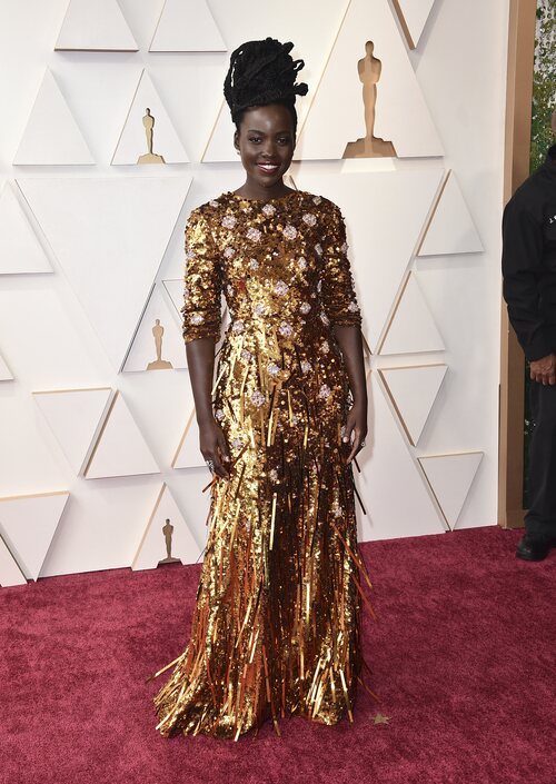 Lupita Nyong'o posa en la alfombra roja de los Oscar 2022