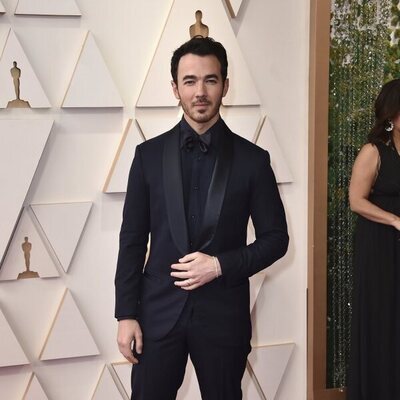 Kevin Jonas posa en la alfombra roja de los Oscar 2022