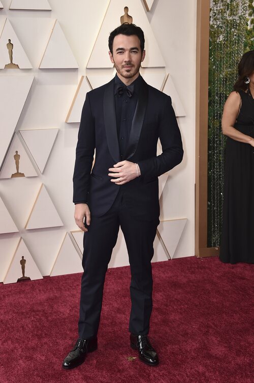 Kevin Jonas posa en la alfombra roja de los Oscar 2022