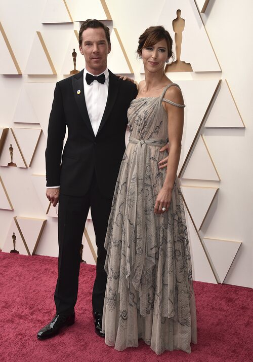 Benedict Cumberbatch y Sophie Hunter posan en la alfombra roja de los Oscar 2022