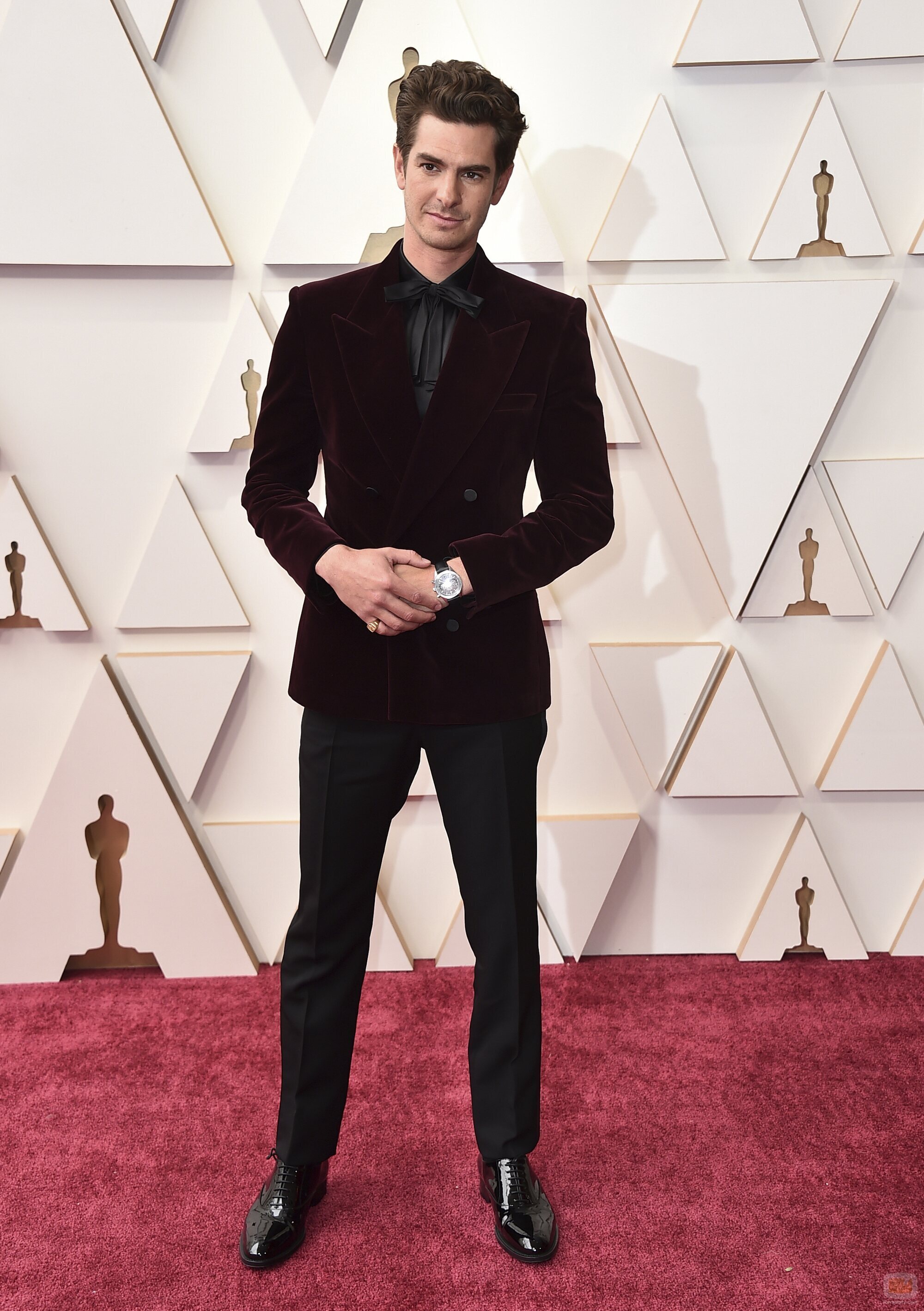 Andrew Garfield posa en la alfombra roja de los Oscar 2022