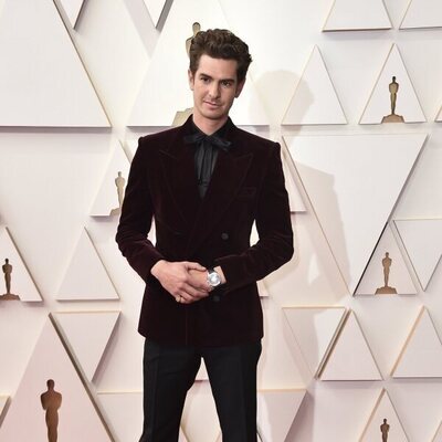 Andrew Garfield posa en la alfombra roja de los Oscar 2022