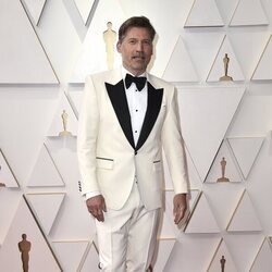 Nikolaj Coster-Waldau posa en la alfombra roja de los Oscar 2022