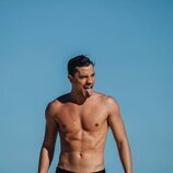 André Lamoglia, sin camiseta, guiña un ojo y saca la lengua