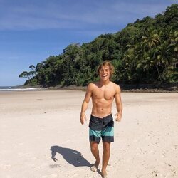 André Lamoglia, en bañador en la playa