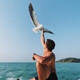 André Lamoglia da de comer a una gaviota