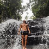 André Lamoglia, en bañador, en una cascada