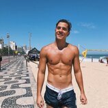 André Lamoglia pasea en bañador por el paseo marítimo