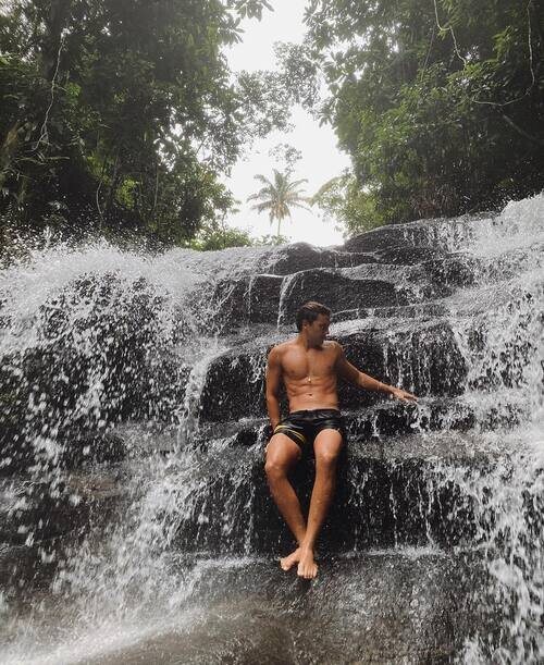 André Lamoglia, sentado en la cascada