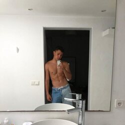Selfie de André Lamoglia sin camiseta en el baño