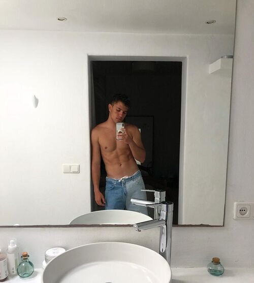 Selfie de André Lamoglia sin camiseta en el baño