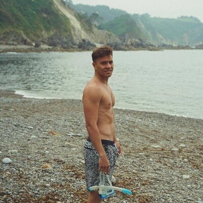 André Lamoglia posa en la playa en bañador