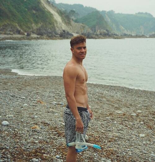 André Lamoglia posa en la playa en bañador