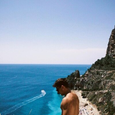 André Lamoglia, en bañador, con el azul del mar de Valencia