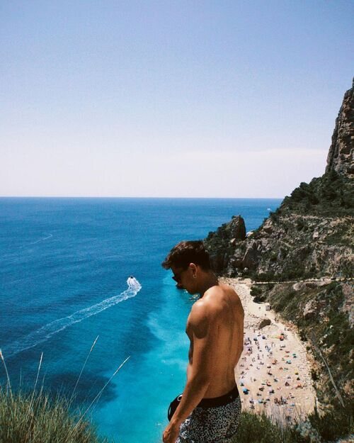 André Lamoglia, en bañador, con el azul del mar de Valencia