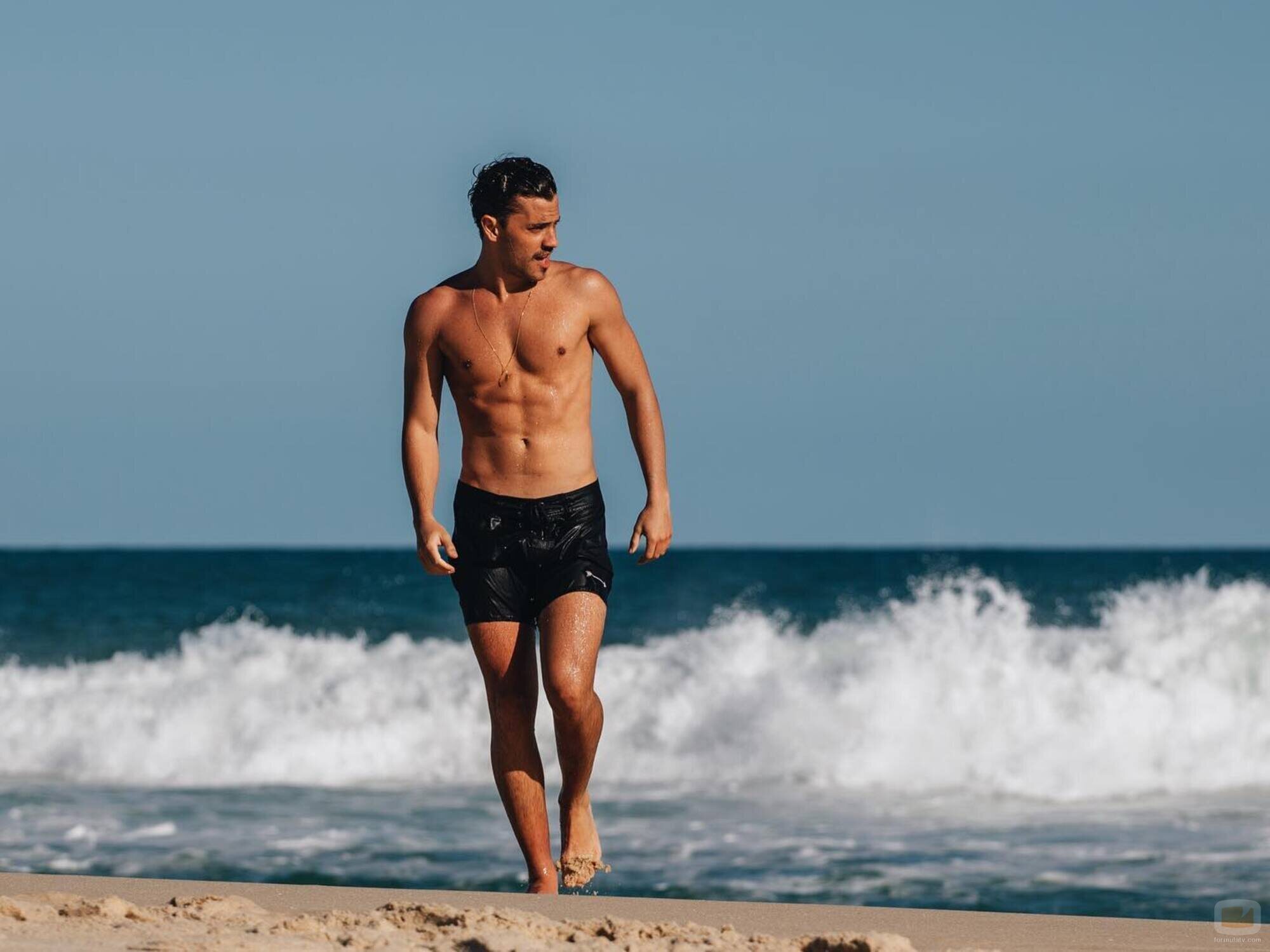 André Lamoglia, en bañador, en la orilla de la playa