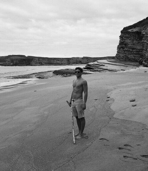 Posado de André Lamoglia en bañador