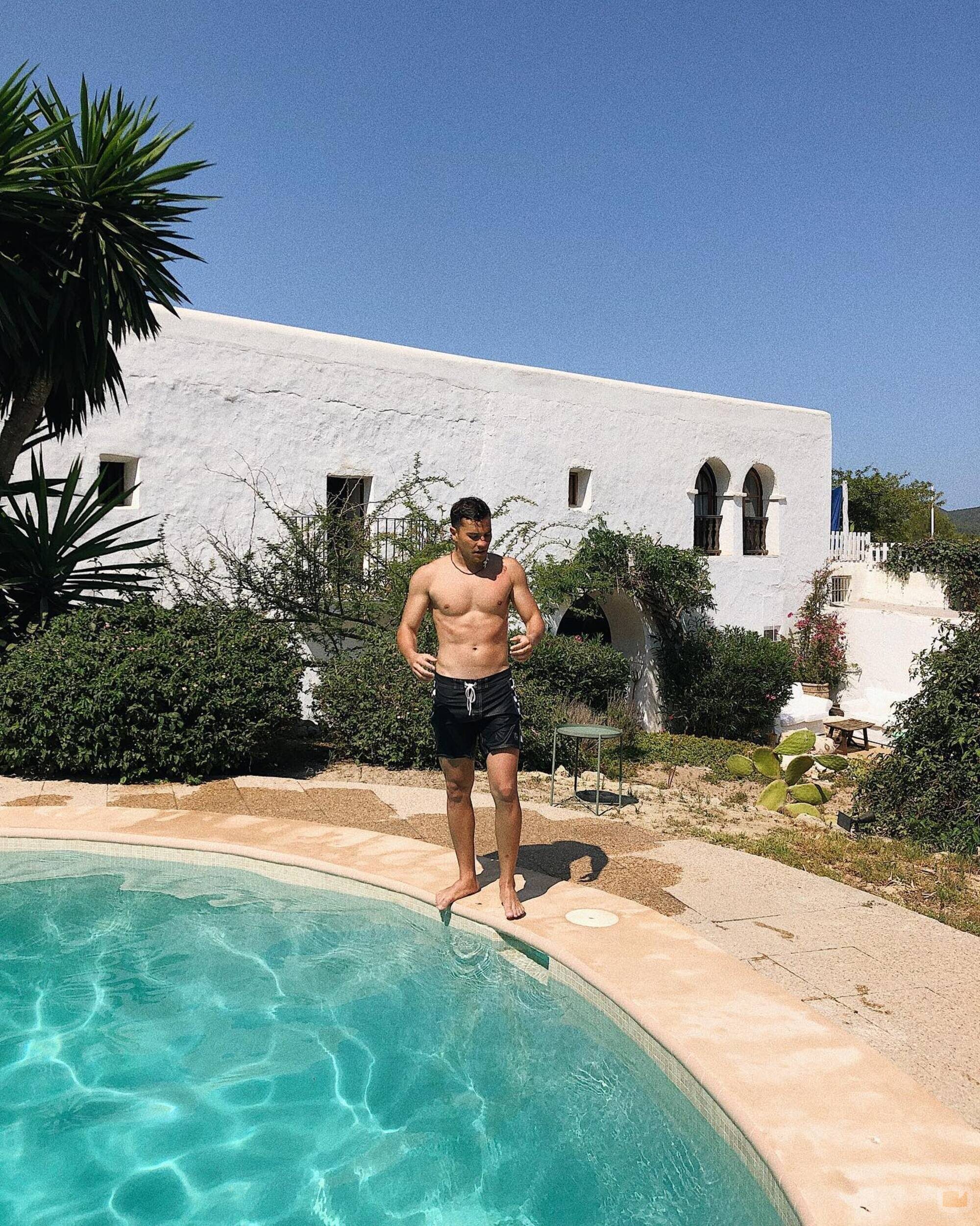André Lamoglia, en el borde de la piscina