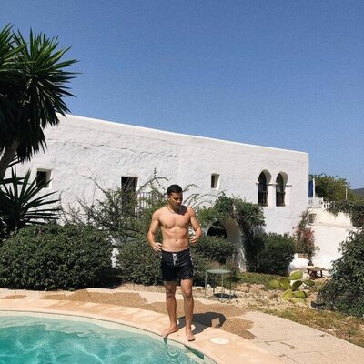 André Lamoglia, en el borde de la piscina
