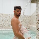 Isaac Torres se baña totalmente desnudo