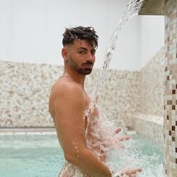 Isaac Torres se baña totalmente desnudo