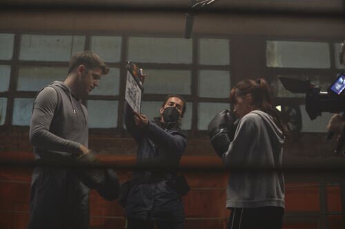 Miguel Bernardeau y Aitana boxean en el rodaje de 'La última'