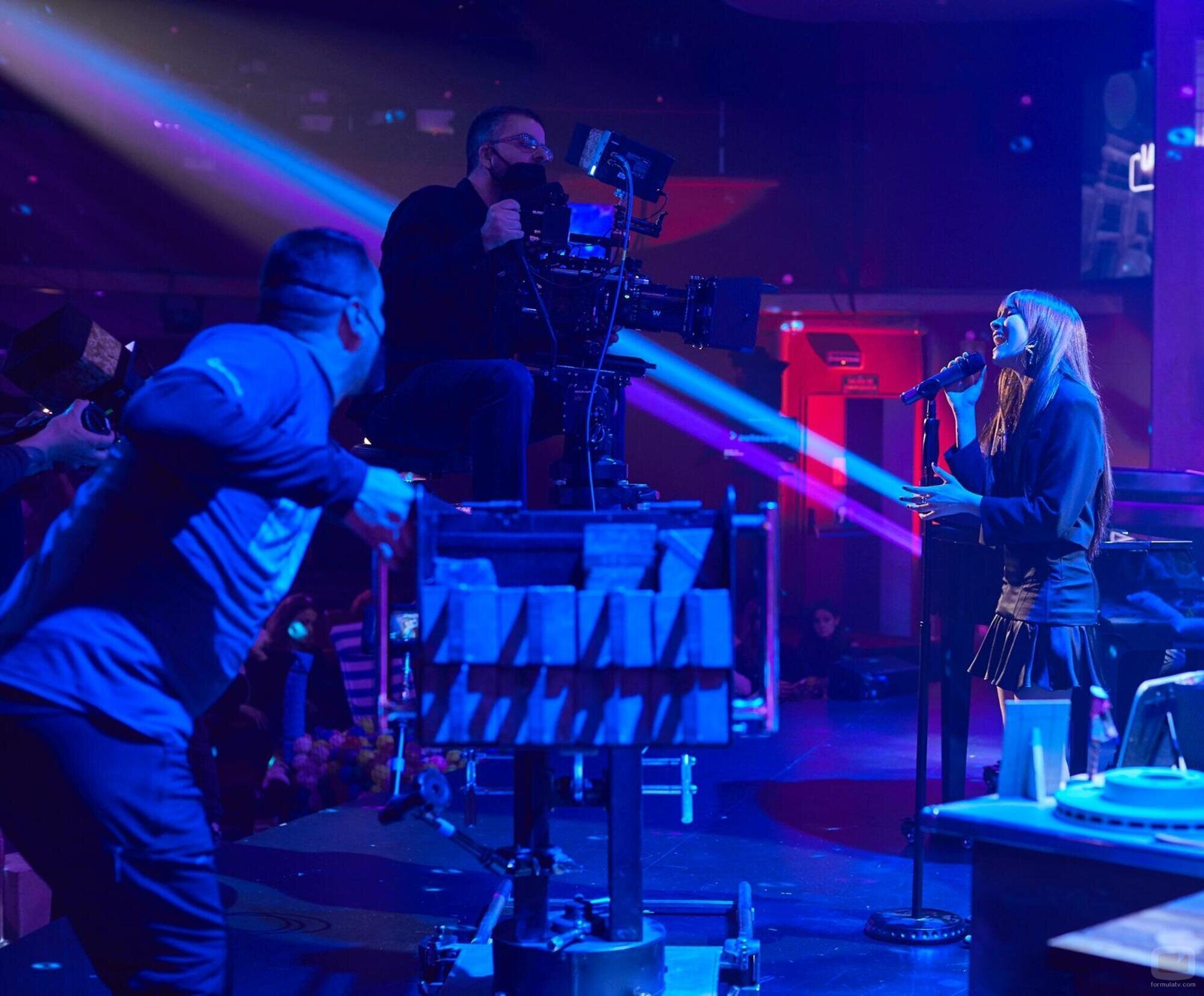 Aitana canta durante el rodaje de 'La última'