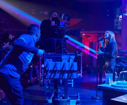 Aitana canta durante el rodaje de 'La última'