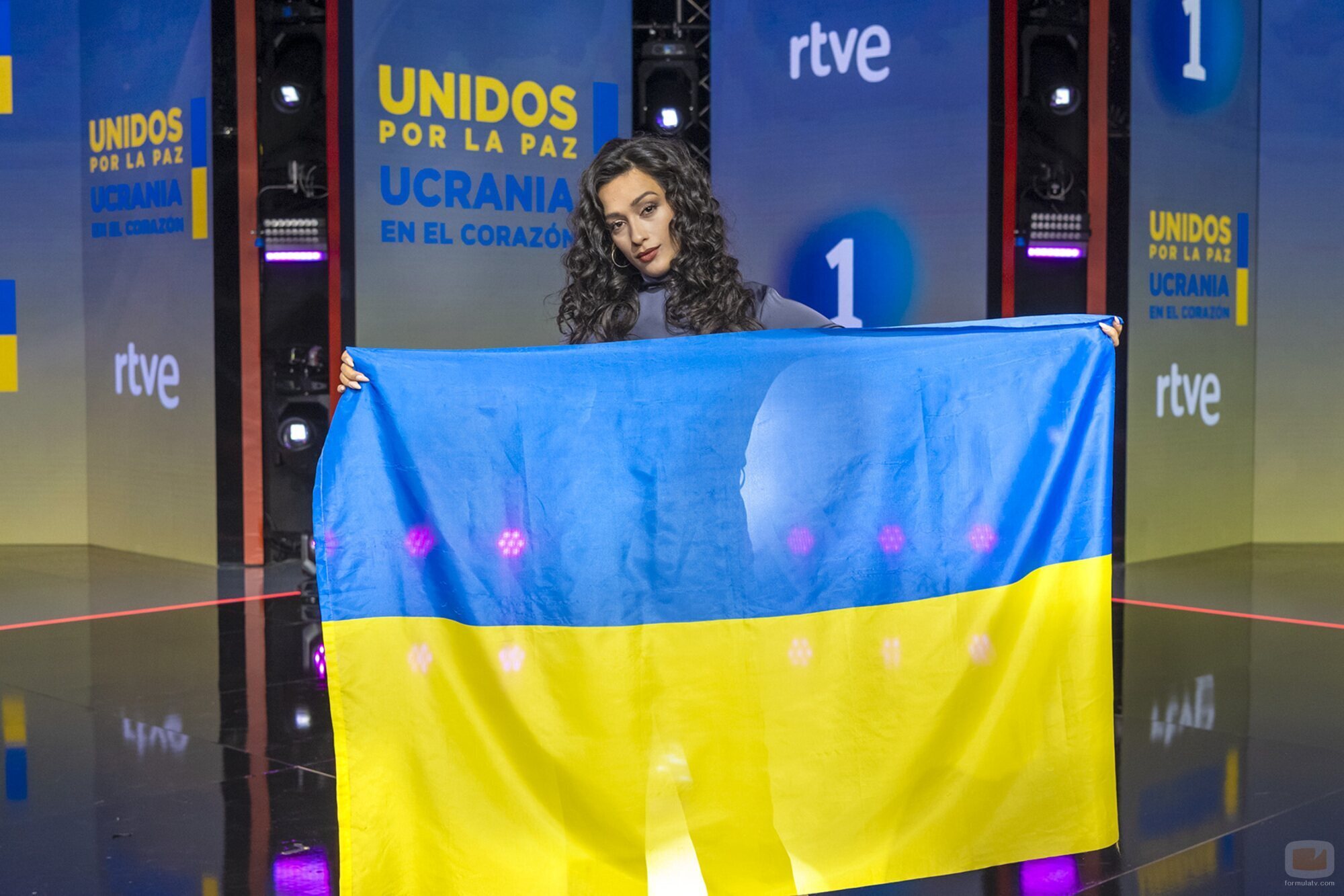 Chanel Terrero posa con la bandera de Ucrania