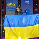 Chanel Terrero posa con la bandera de Ucrania