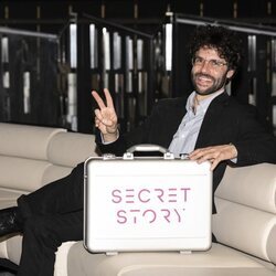 Rafa Martínez, ganador de la segunda edición de 'Secret Story' junto al maletín