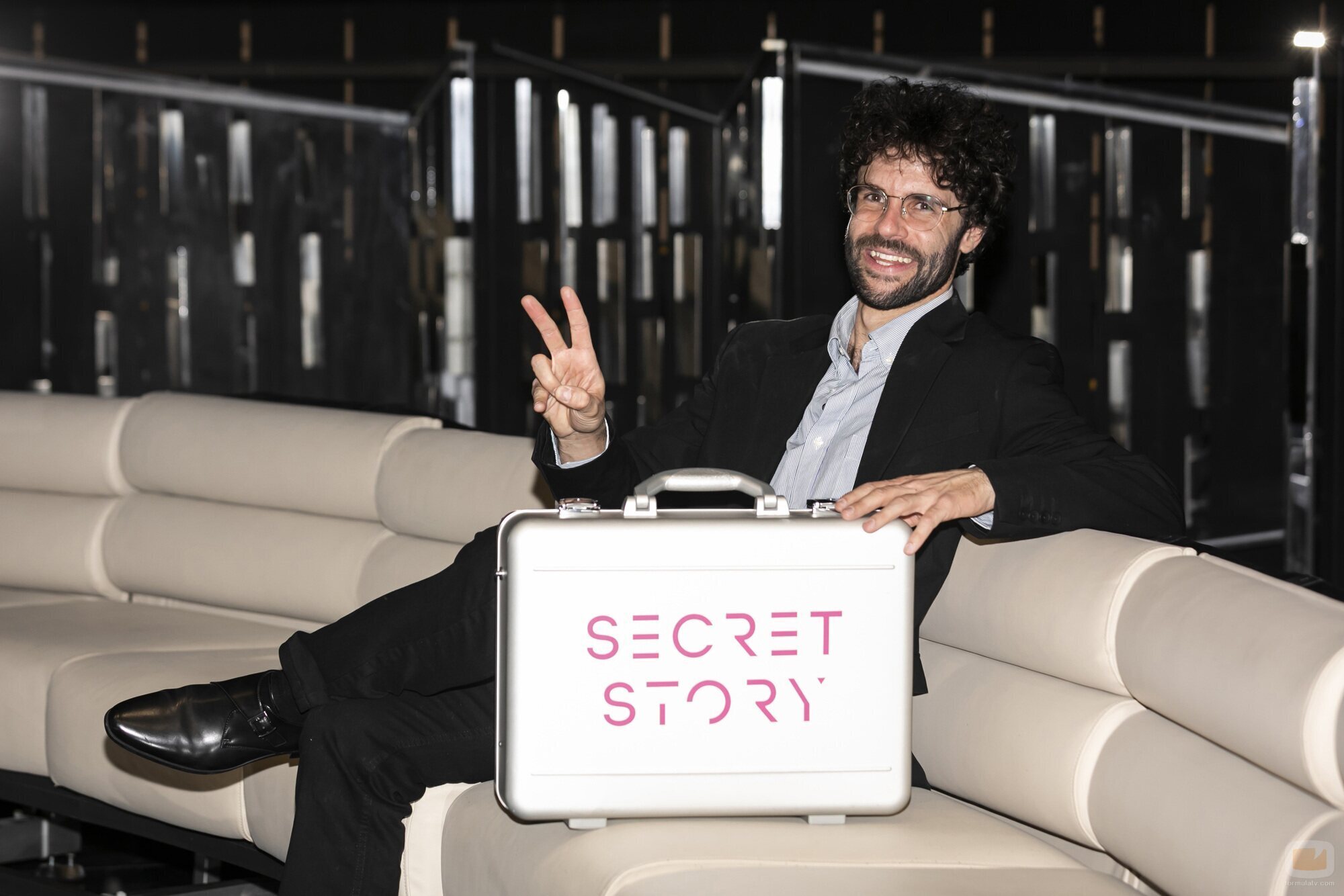 Rafa Martínez, ganador de la segunda edición de 'Secret Story' junto al maletín