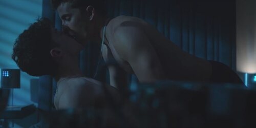 Patrick e Iván se besan en la cama, en 'Élite 5'