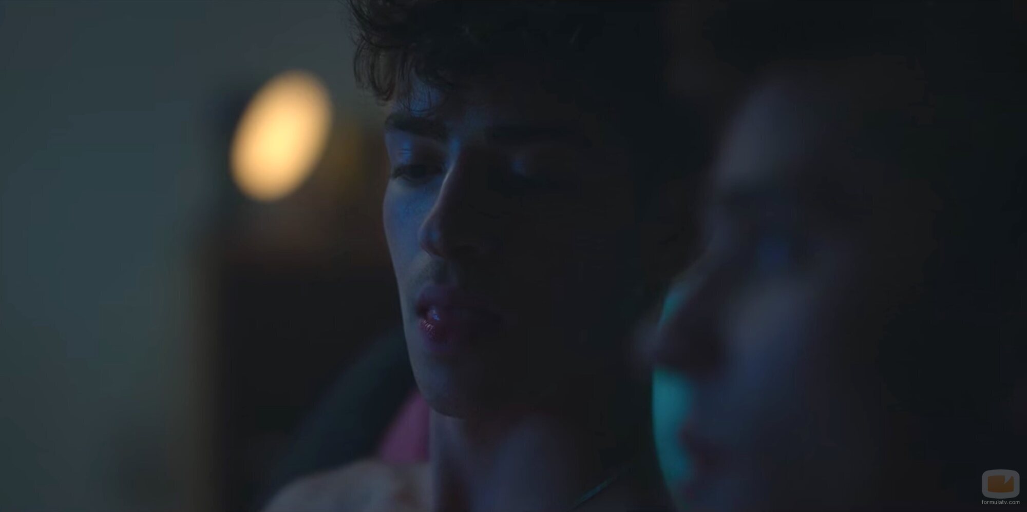 Patrick (Manu Ríos) mira el pene de Iván (André Lamoglia) en 'Élite 5'