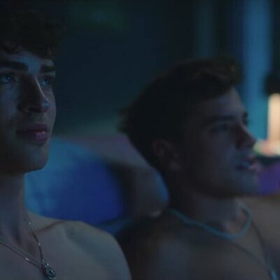 Patrick e Iván ven porno desnudos en 'Élite 5'