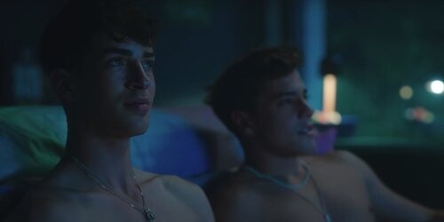 Patrick e Iván ven porno desnudos en 'Élite 5'