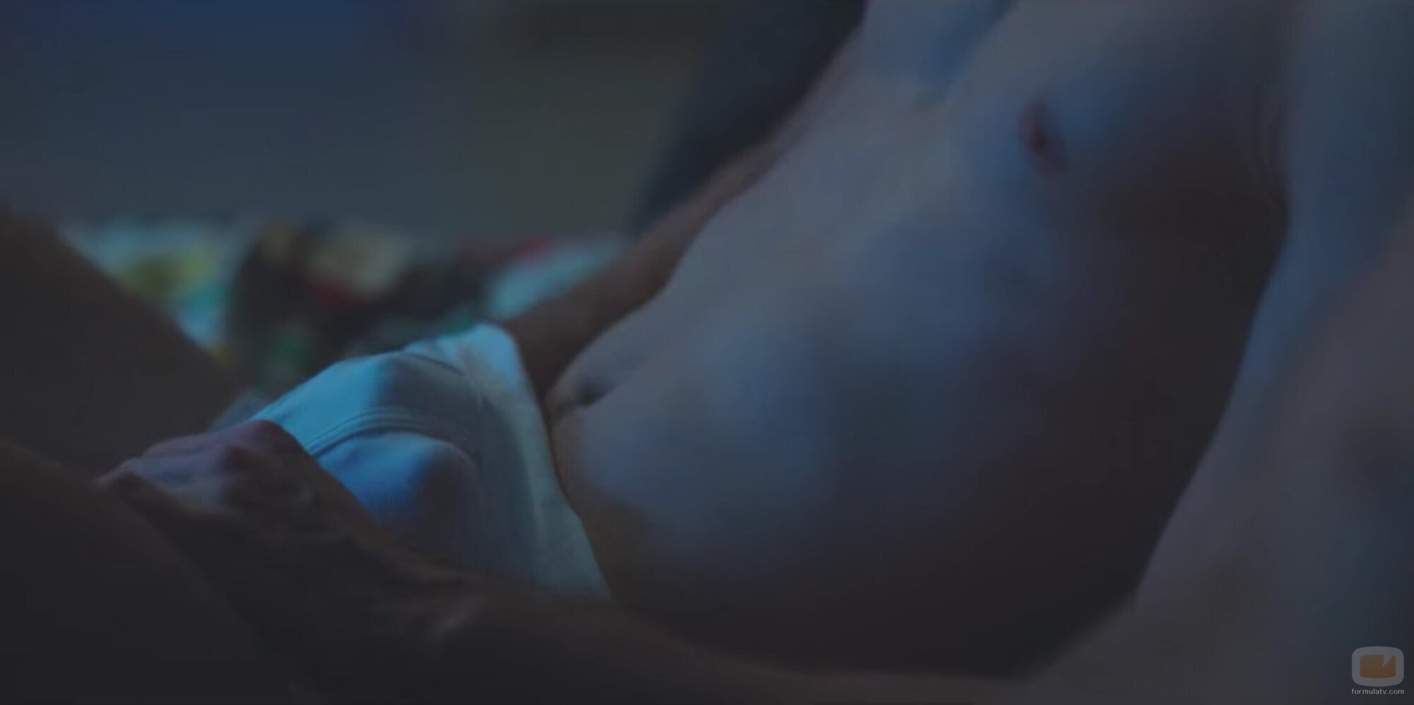Manu Ríos marcando el pene empalmado en 'Élite 5'