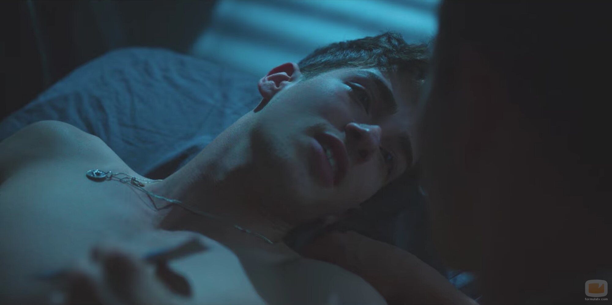 Patrick (Manu Ríos) mira excitado a Iván (André Lamoglia) en 'Élite 5'