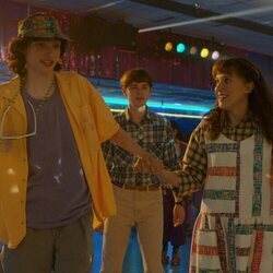 Mike, Will y Eleven patinan en la cuarta temporada de 'Stranger Things'