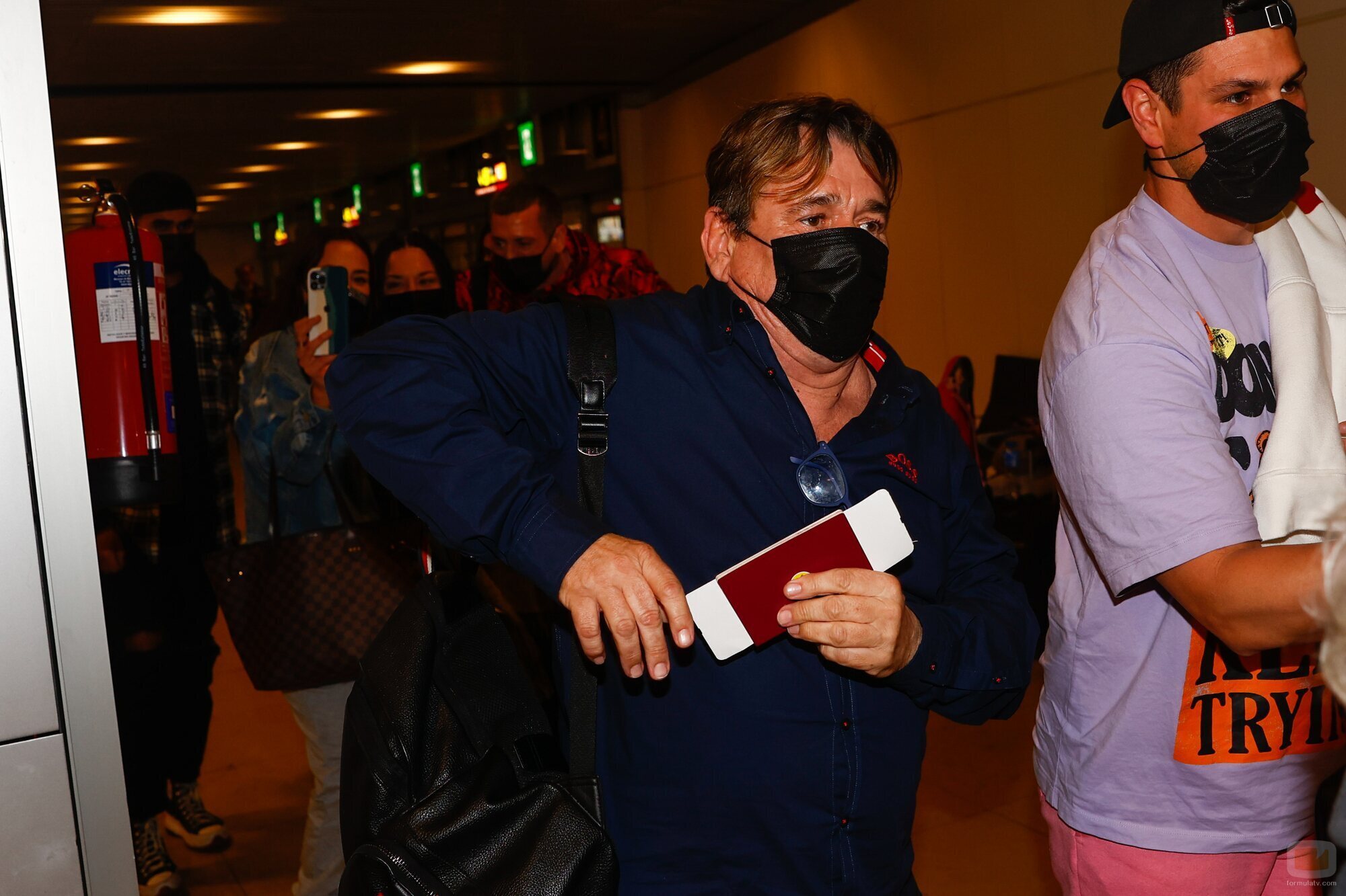 Juan Muñoz y Alejandro Nieto, en el aeropuerto camino a 'Supervivientes 2022'