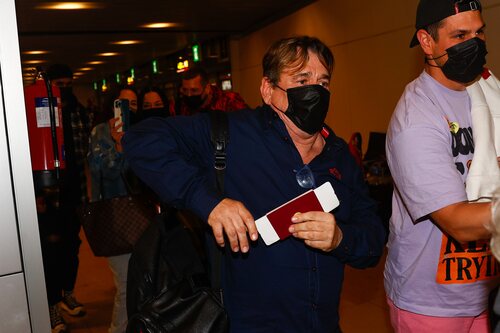 Juan Muñoz y Alejandro Nieto, en el aeropuerto camino a 'Supervivientes 2022'
